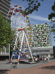 905619 Afbeelding van een reuzenrad op de Heidelberglaan op het universiteitscentrum De Uithof te Utrecht, met op de ...